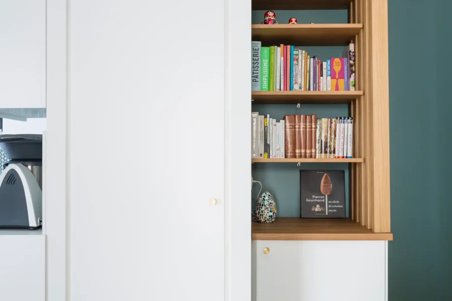 Vue du claustra décoratif avec rangements sur mesure et association harmonieuse bois clair et murs colorés