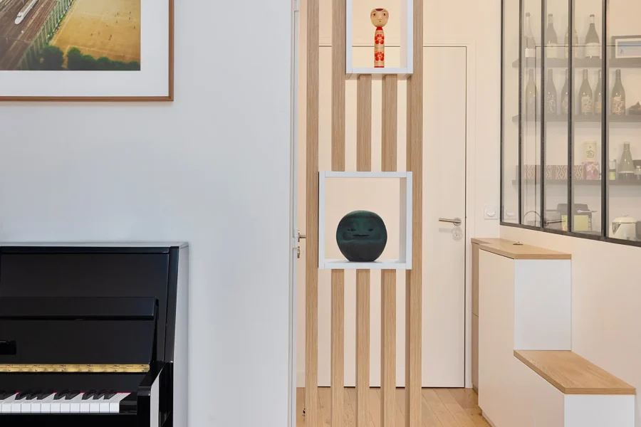 Claustra séparateur de pièce avec niches intégrées pour plantes et objets décoratifs