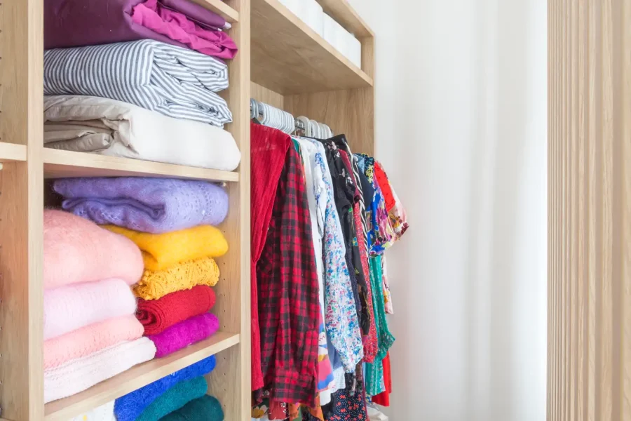 Tête de lit ouverte laissant passer la lumière entre chambre et dressing