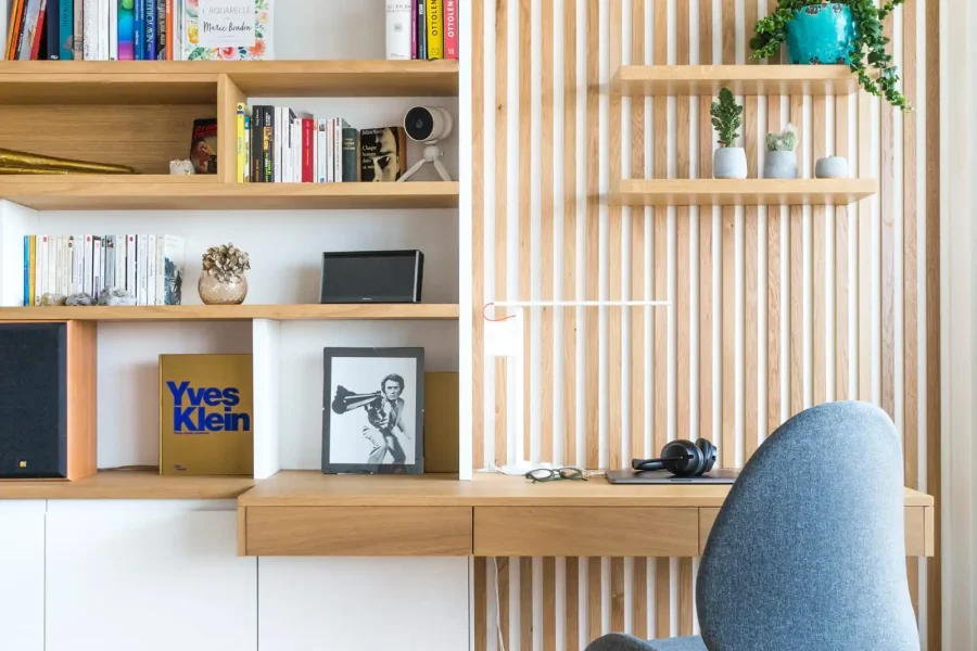 Coin bureau intégré à une grande bibliothèque sur mesure en bois clair