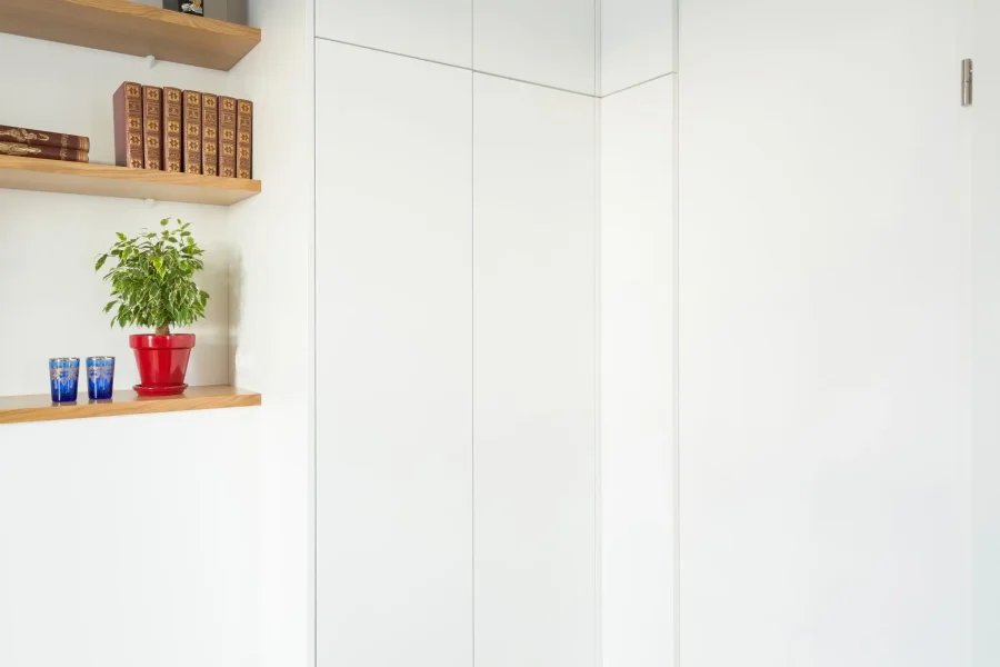 Colonnes de rangement toute hauteur avec niches ouvertes en chêne clair
