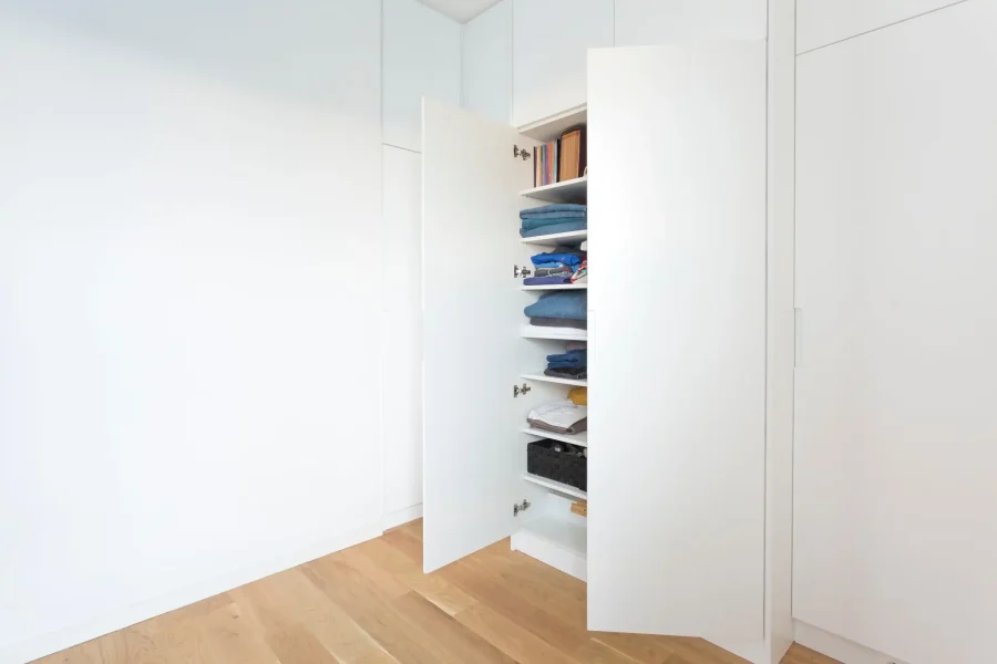 Colonnes de rangement hautes avec niches pour vêtements pliés