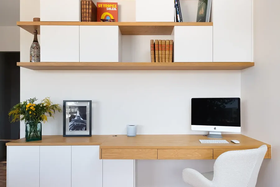 Détail du meuble bureau avec tiroirs intégrés et rangements hauts design
