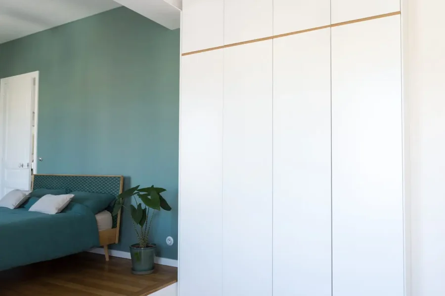 Détail du dressing blanc mat avec bande bois horizontale