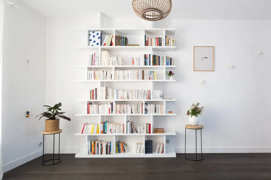 Détail d’une tablette de l’étagère blanche, optimisée pour les livres