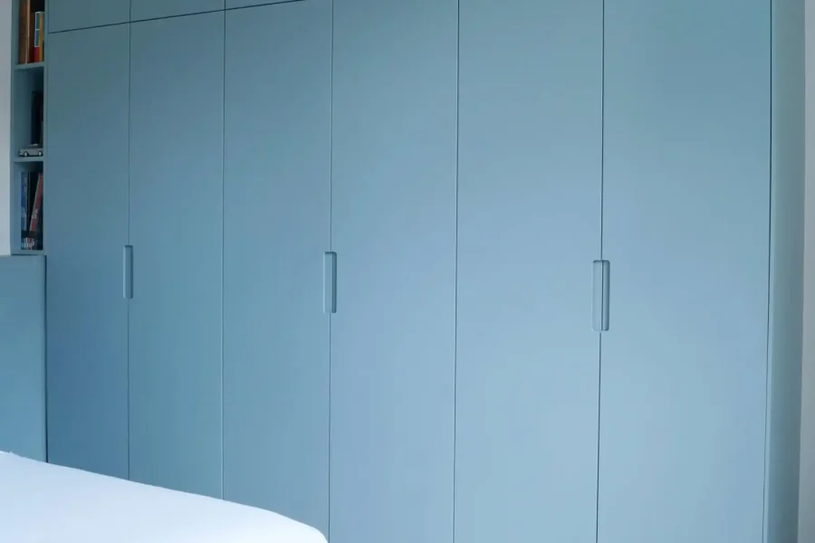 Dressing bleu laqué sur mesure avec bibliothèques latérales intégrées