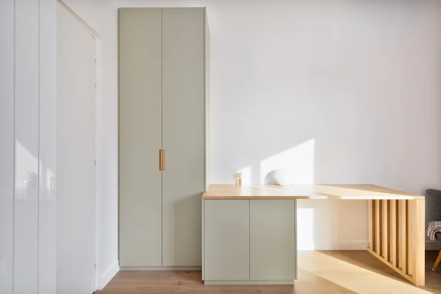 Vue d’ensemble du dressing avec bureau intégré en laque mate blanche et claustra bois
