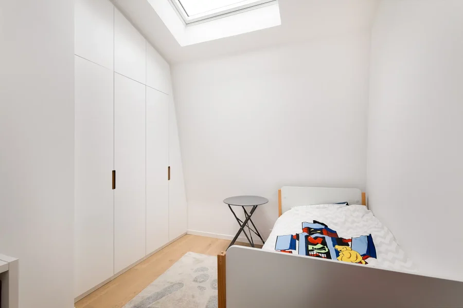 Dressing sur mesure adapté à une cloison inclinée