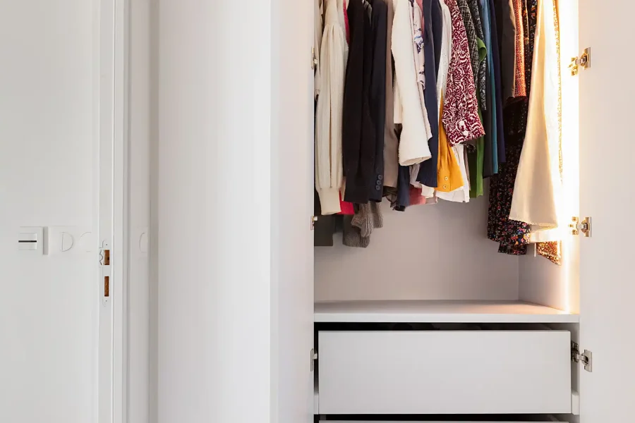 Dressing de couloir avec rangements fermés et compartiments pour chaussures et sacs