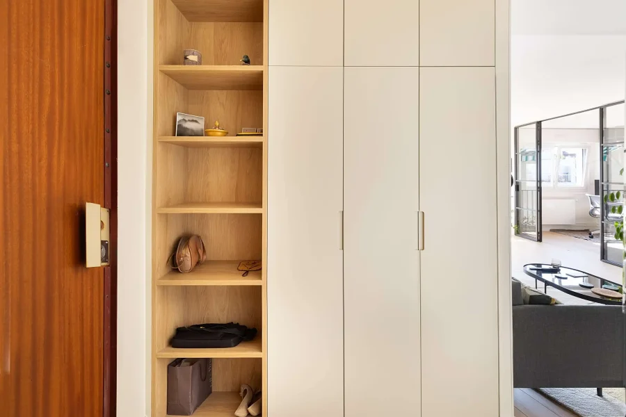Meuble dressing d’entrée sur mesure avec niches et portes laquées
