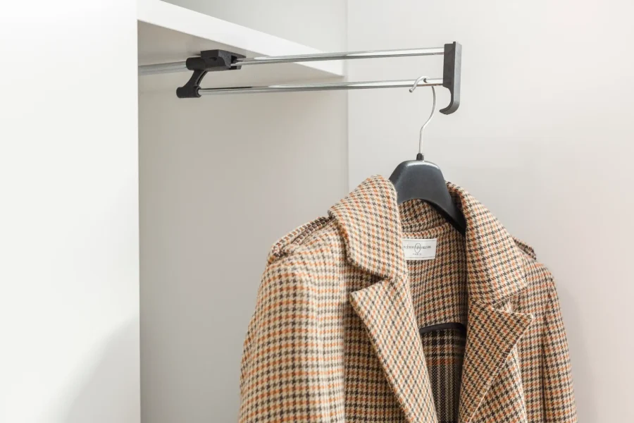 Dressing épuré en mélaminé blanc adapté à une chambre adulte