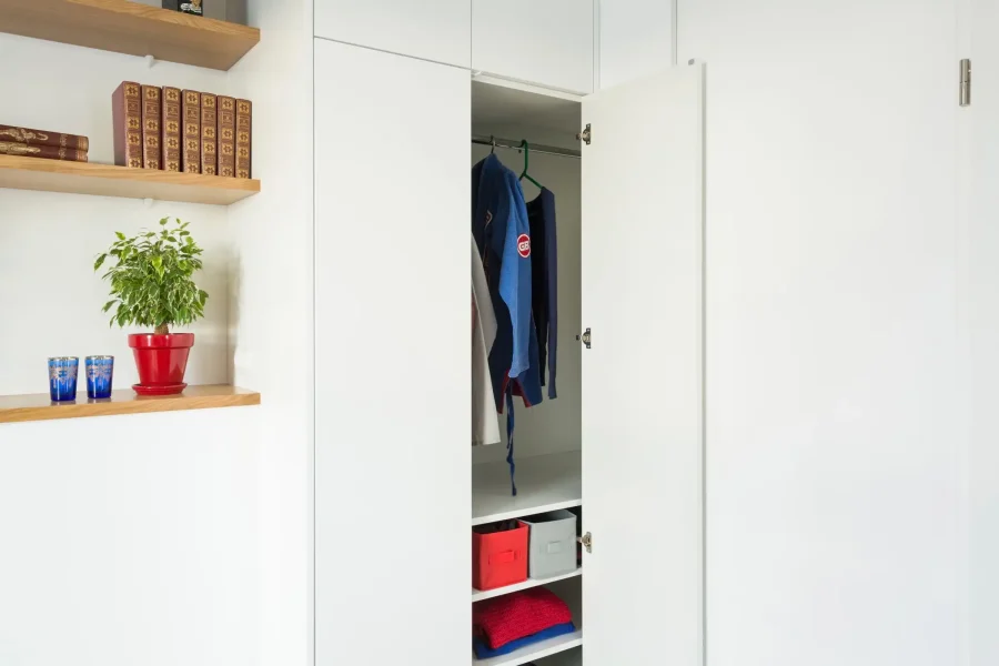 Dressing intégré avec étagères modulables et finitions blanc mat