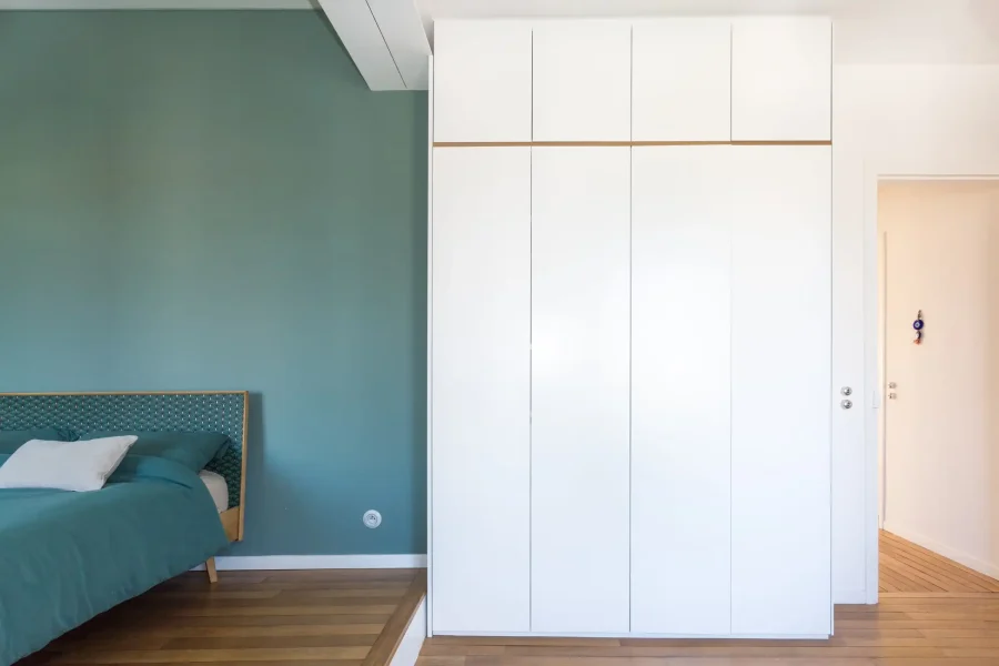 Vue d’ensemble d’un dressing intégré sans poignées en suite parentale