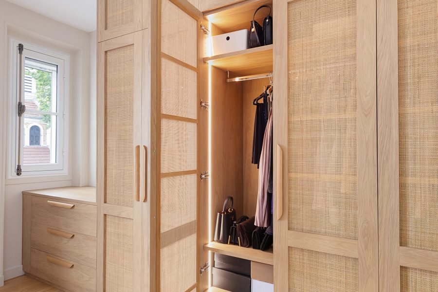 Dressing ouvert en placage chêne avec double penderie, étagères réglables et éclairage LED intégré
