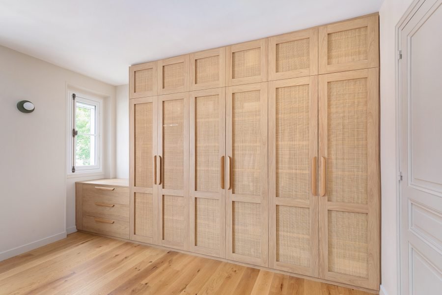 Dressing avec penderie et tiroirs sur mesure en chêne avec portes toute hauteur en cannage naturel