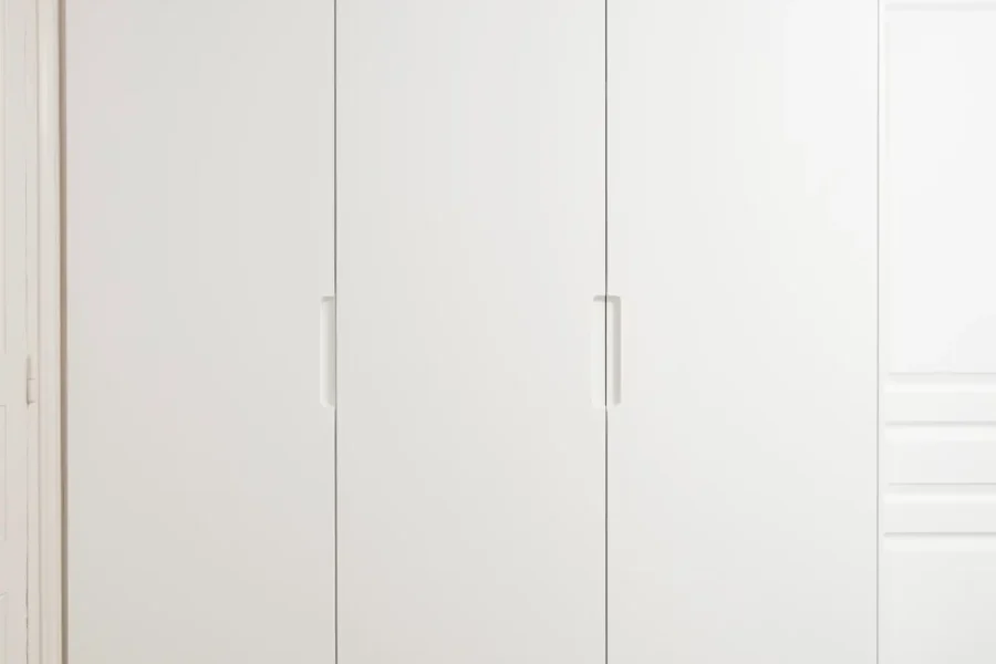 Dressing sur mesure toute hauteur avec façades blanches sans poignées