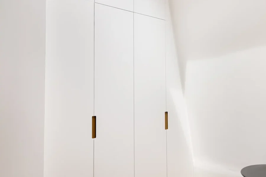 Intégration du dressing sous pente dans une chambre d’enfant