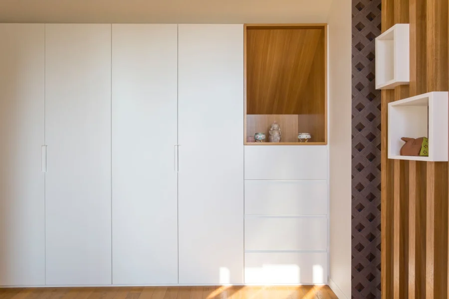 dressing sous pente sur mesure laqué blanc mat sans poignées avec niche bois naturel