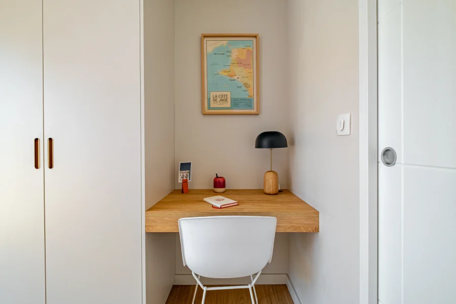 Bureau intégré dans un dressing sur mesure avec plateau décor chêne et rangements beige clair