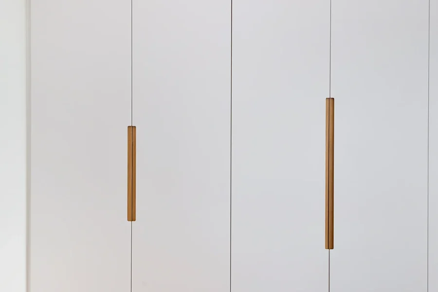 Dressing sur mesure avec double penderie, tiroirs intégrés et rangements toute hauteur
