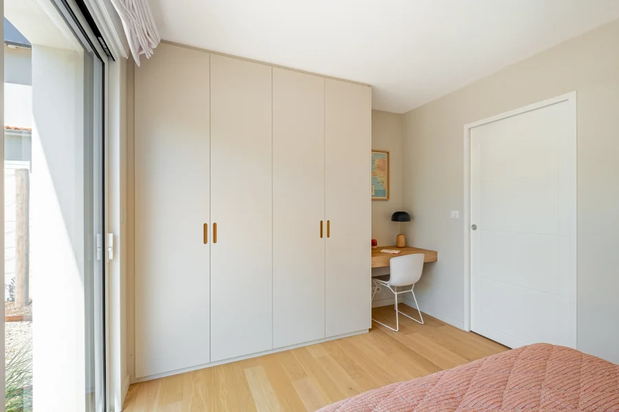 Dressing sur mesure toute hauteur avec rangements fermés et coin télétravail intégré dans la chambre