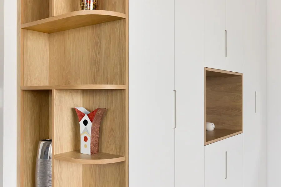 Étagères décoratives d’angle cintrées sur mesure en bois naturel