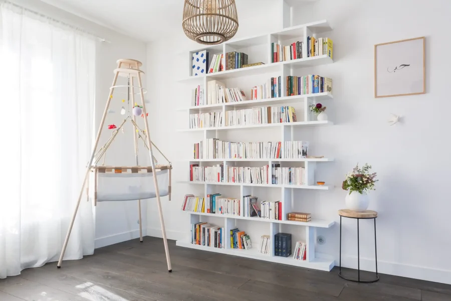 Vue d’ensemble de l’étagère bibliothèque blanche dans un salon