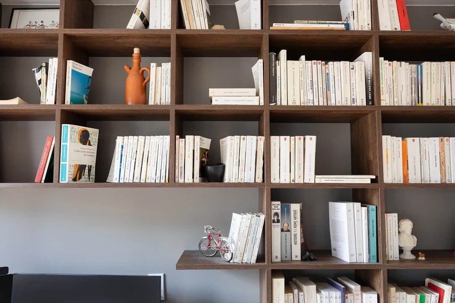 Détail des étagères ouvertes avec objets déco et livres en enfilade