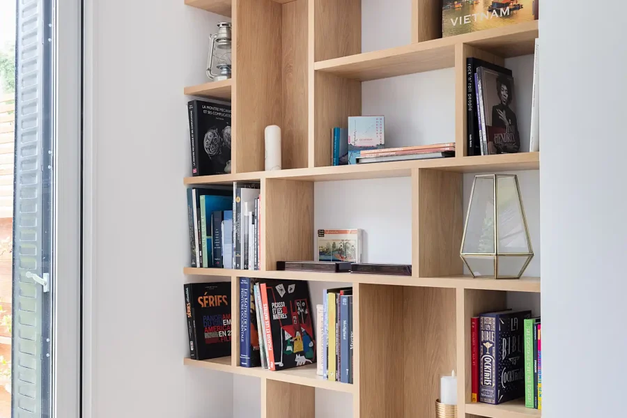 Meuble étagère design avec niches ouvertes modulées en renfoncement mural