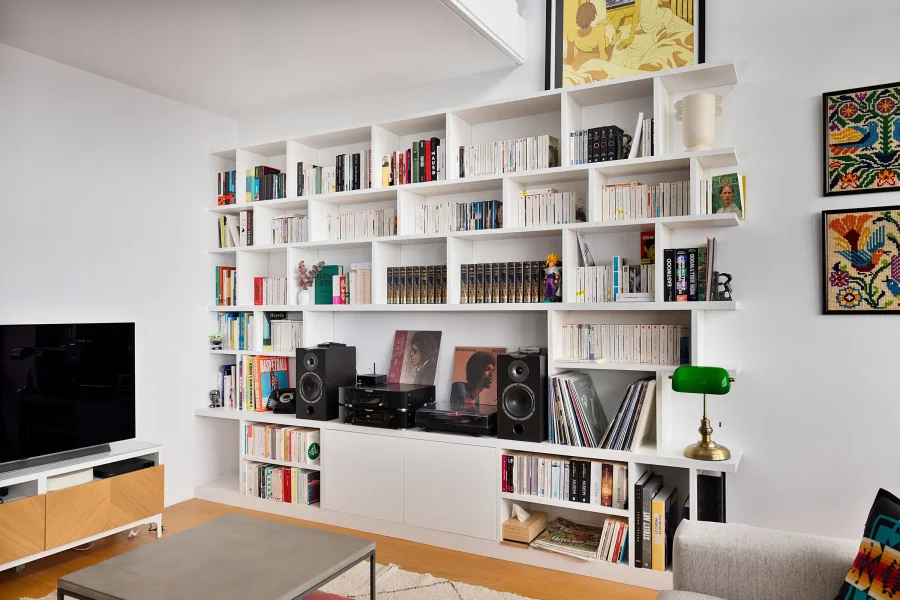 Étagère murale sur mesure toute hauteur pour livres et vinyles dans un salon contemporain