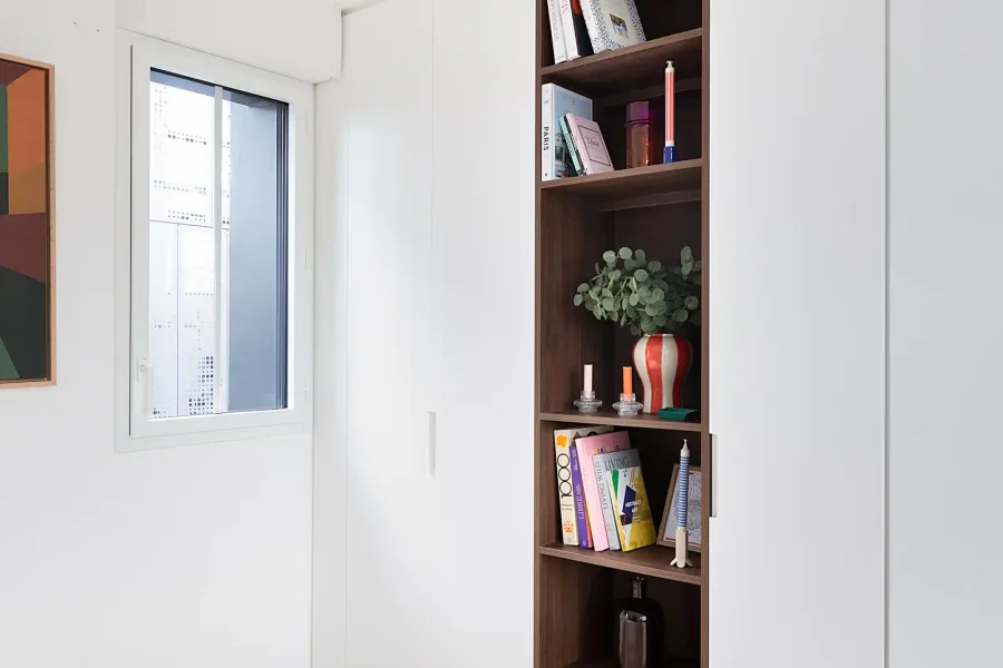 Étagères décoratives en placage noyer encadrées dans un placard blanc