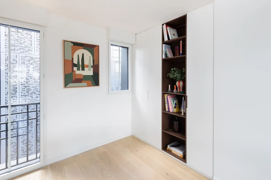 Meuble d’entrée sur mesure avec niche verticale éclairée en bois foncé