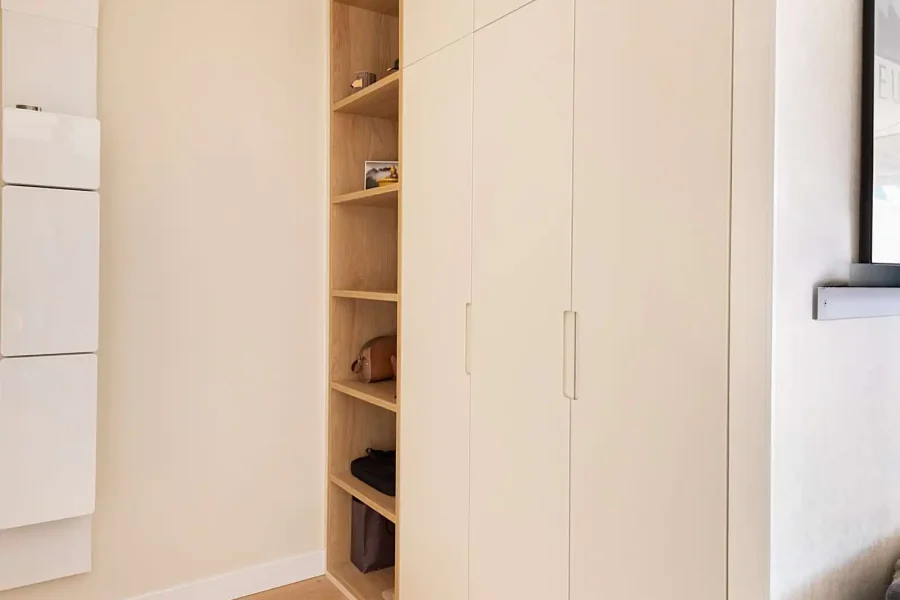 Façades laquées beige clair et structure en mélaminé bois clair
