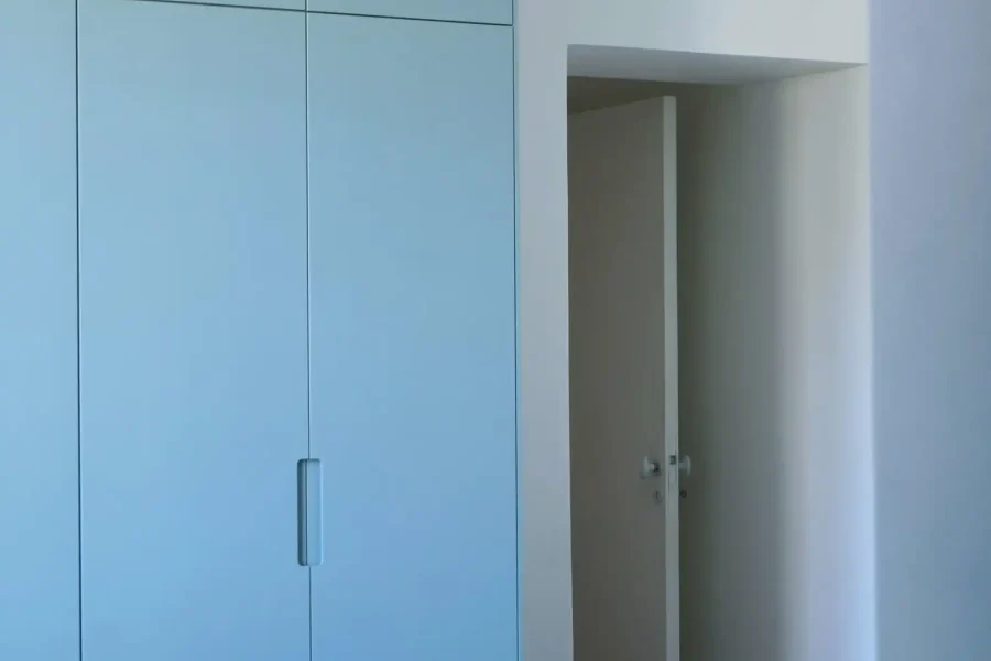 Poignées verticales intégrées sur façades pleines sans cadre