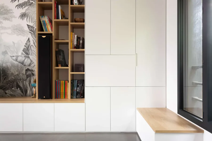 Grand meuble TV bibliothèque avec bureau intégré escamotable et design épuré
