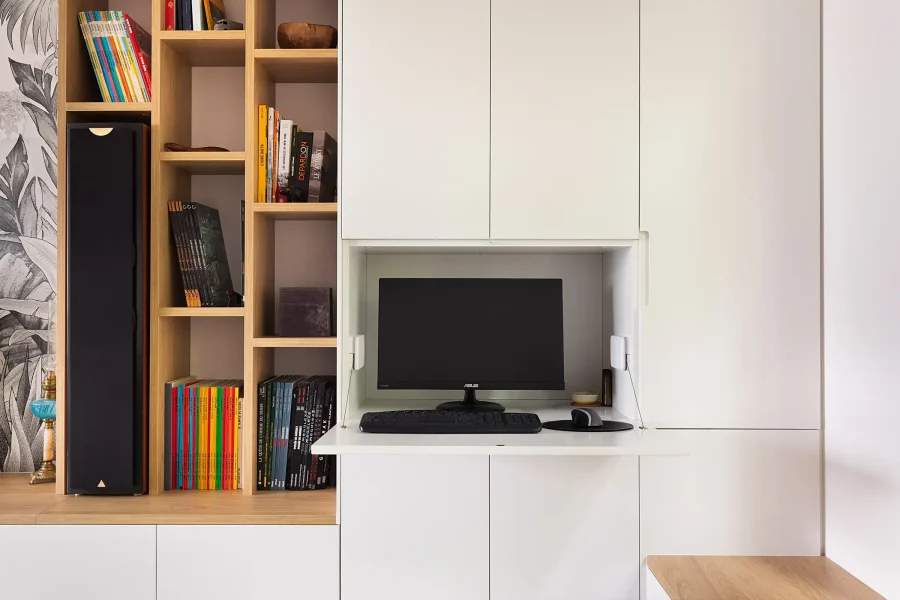 Détail des rangements bas fermés du grand meuble TV bibliothèque bureau