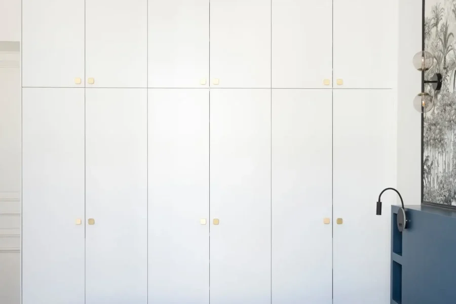 Intérieur du dressing sur mesure avec rangements modulables pour chaussures et étagères