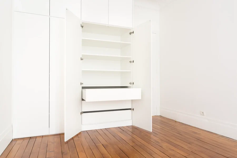 Intérieur de dressing sur mesure avec caissons blancs, tiroirs à fermeture amortie et rangement toute hauteur