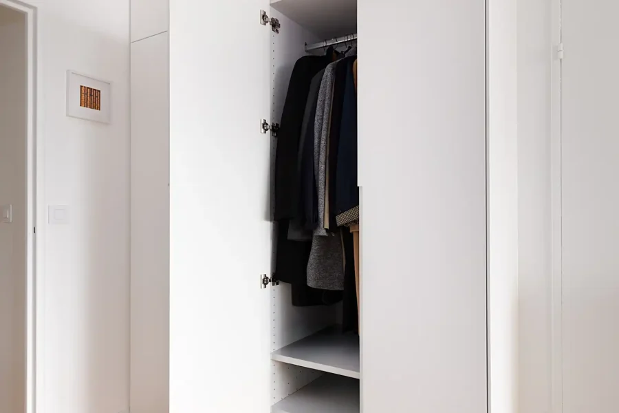 Intérieur du meuble avec penderie, étagères ouvertes et tringle intégrée