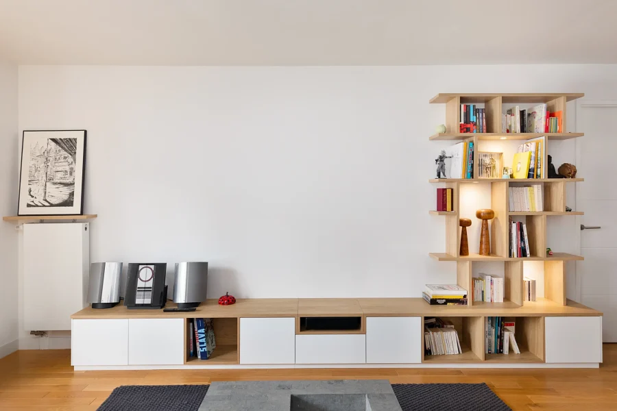 Meuble bas fermé avec façades laquées blanc mat sans poignées et ouverture push-pull