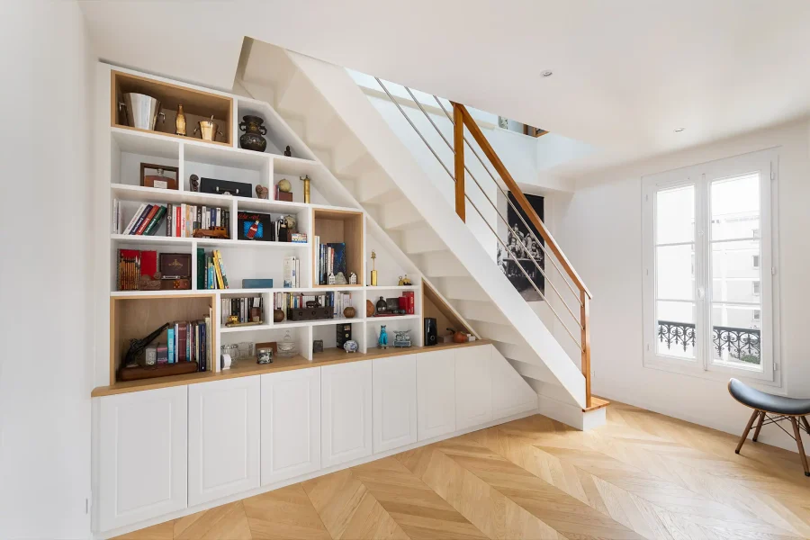 Meuble bas sous escalier avec rangements fermés et étagères ouvertes
