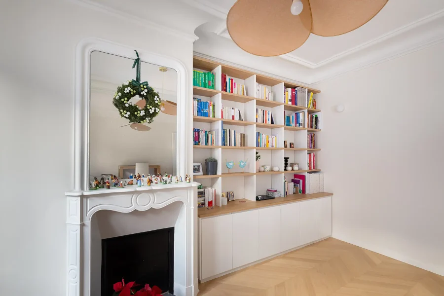 Meuble bibliothèque sur mesure avec rangement bas et étagères en bois clair à Paris 17