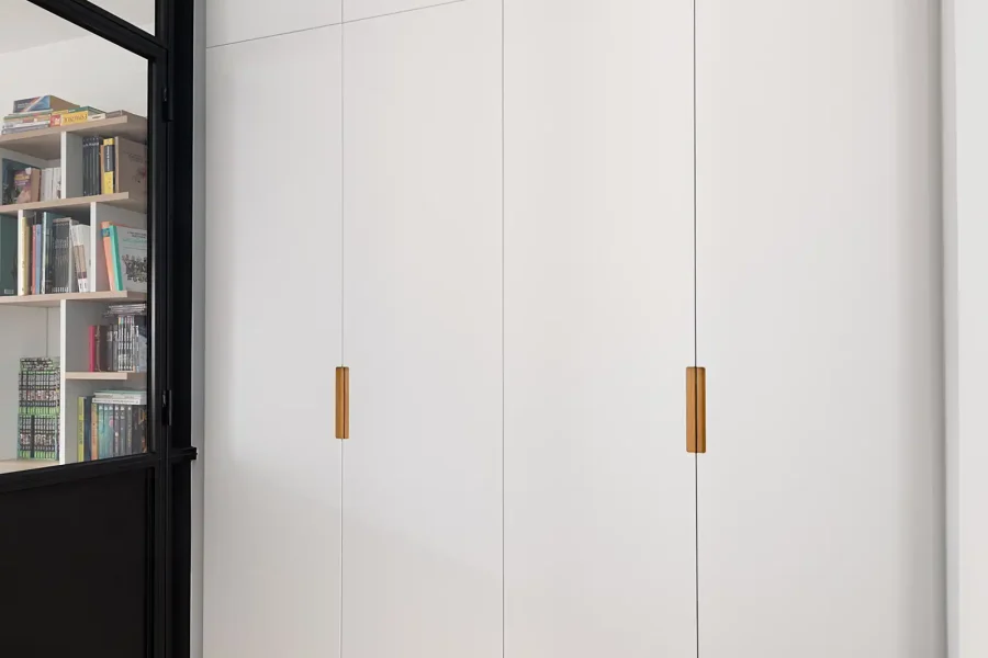 Vue d’ensemble du meuble blanc mat intégré dans une niche