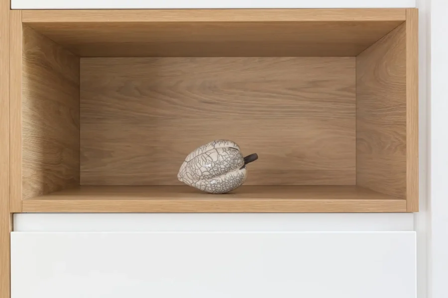 Ensemble mural contemporain avec assise intégrée dans une niche bois et lignes épurées