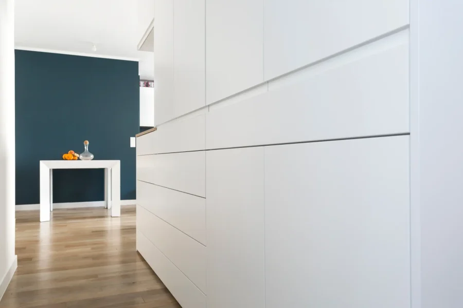 Vue frontale du meuble sur mesure avec assise intégrée et rangement bas