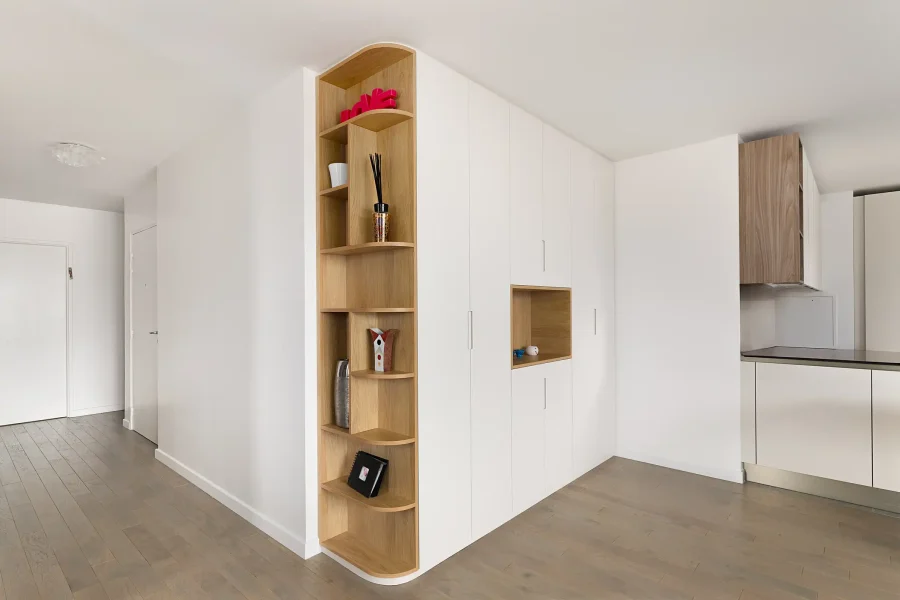 Grand meuble d’entrée blanc mat avec étagères arrondies en bois à Courbevoie