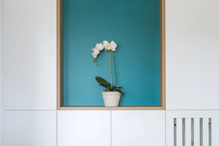 Panneaux sur mesure dissimulant un radiateur dans meuble d’entrée en laque blanche