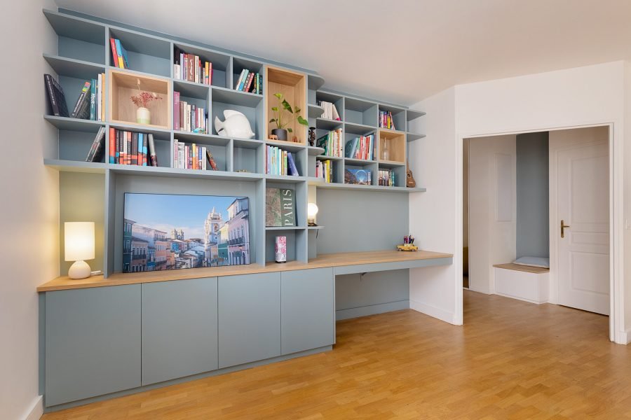 Meuble multifonction sur toute la largeur du mur avec bureau, bibliothèque et rangements fermés