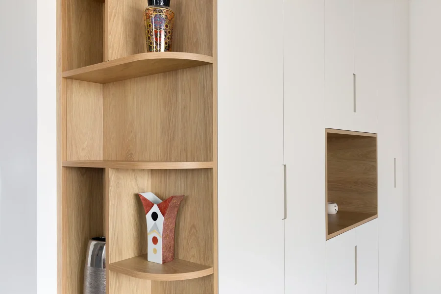 Ensemble multifonction avec colonnes de rangement et façades épurées