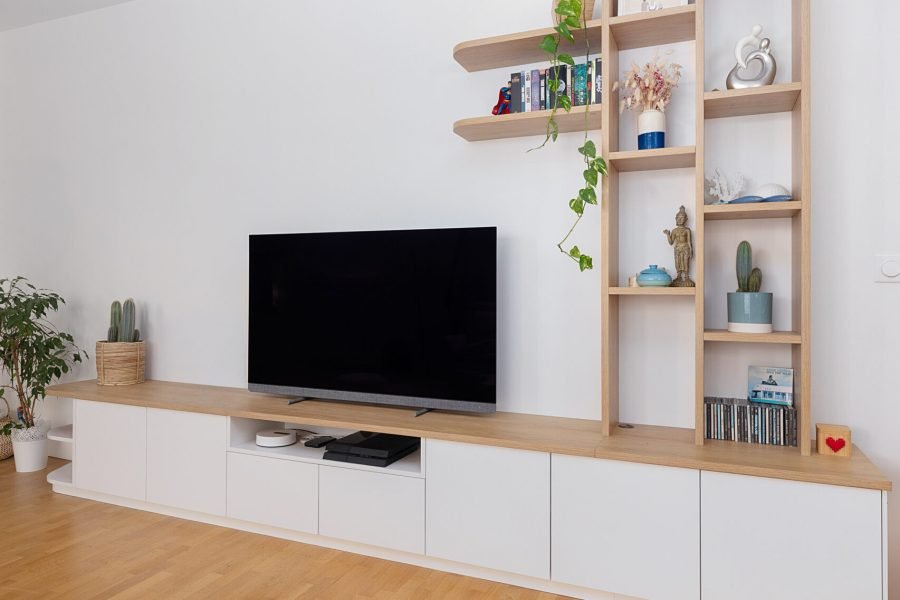 Meuble multifonction blanc laqué et chêne avec télévision, bibliothèque ouverte et rangements push-to-open